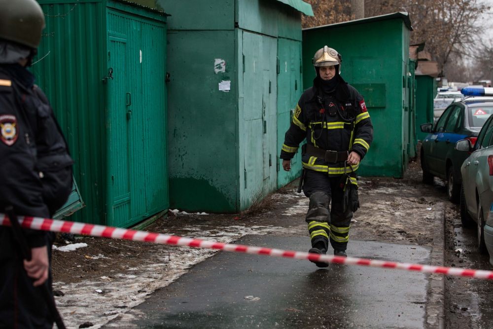 (171227) -- MOSCOW, Dec. 27, 2017 (Xinhua) -- Policemen work at the site of a shooting in Moscow, Russia, Dec. 27, 2017. A security guard at a confectionery factory was shot dead on Wednesday in clashes between the former owner and the current management, the Russian Investigative Committee said. (Xinhua/Wu Zhuang) (djj)